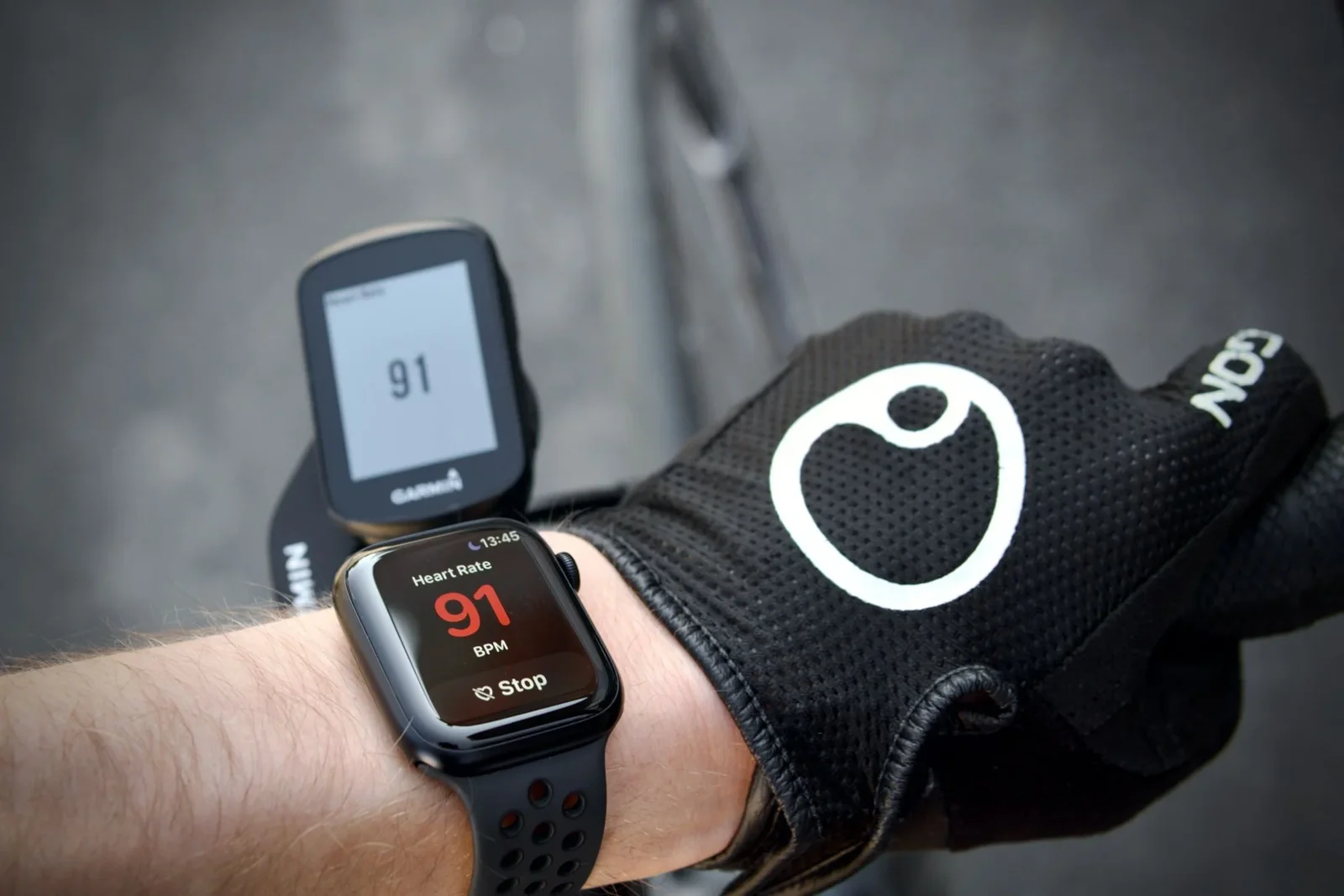 Apple Watch und Garmin Edge 130 zeigen beide synchron 91 BPM