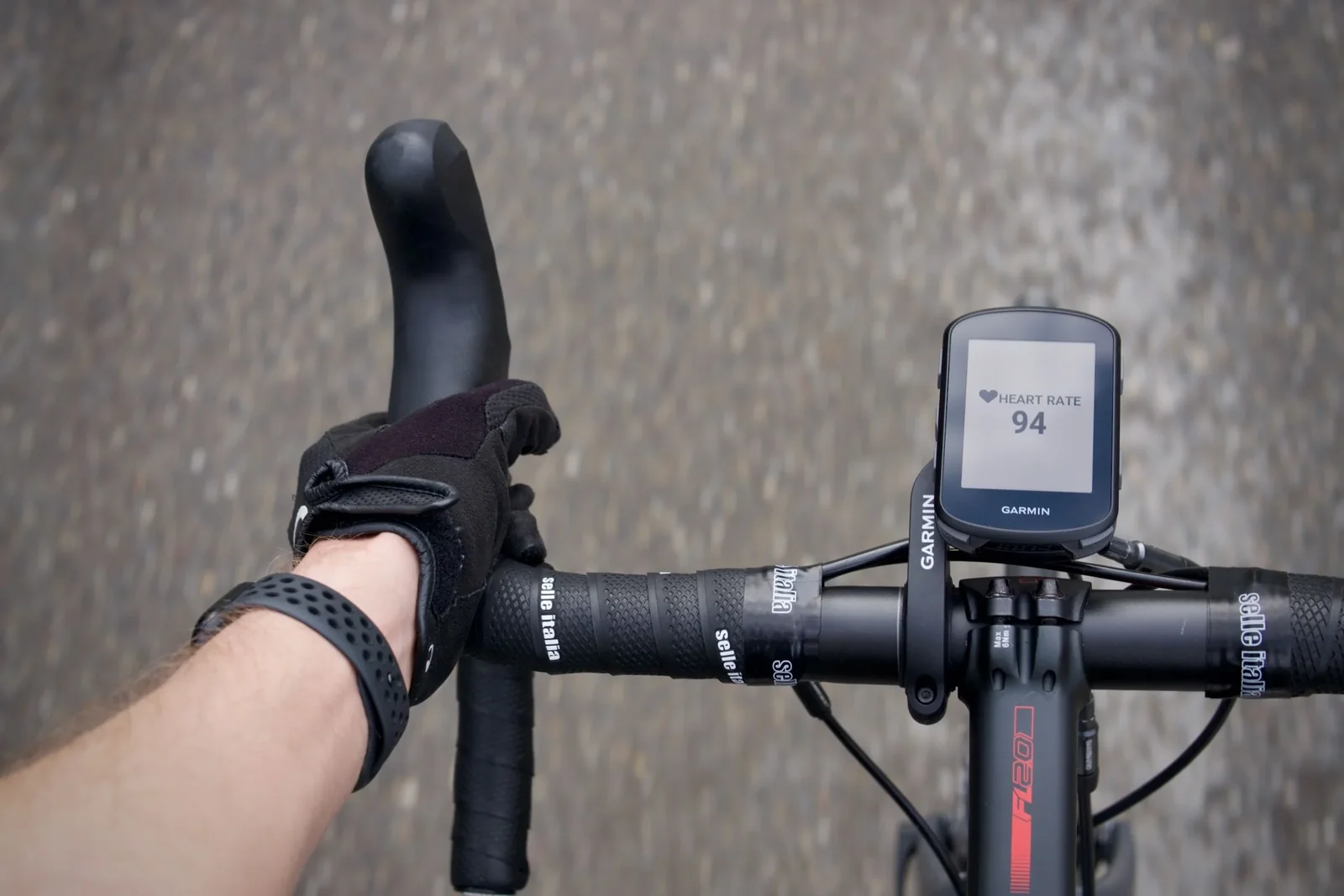 Garmin Edge am Lenker zeigt Live-Puls von Apple Watch über die HRM-App